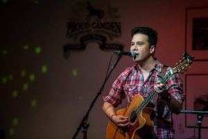 Mark Villarosa Singer Guitarist